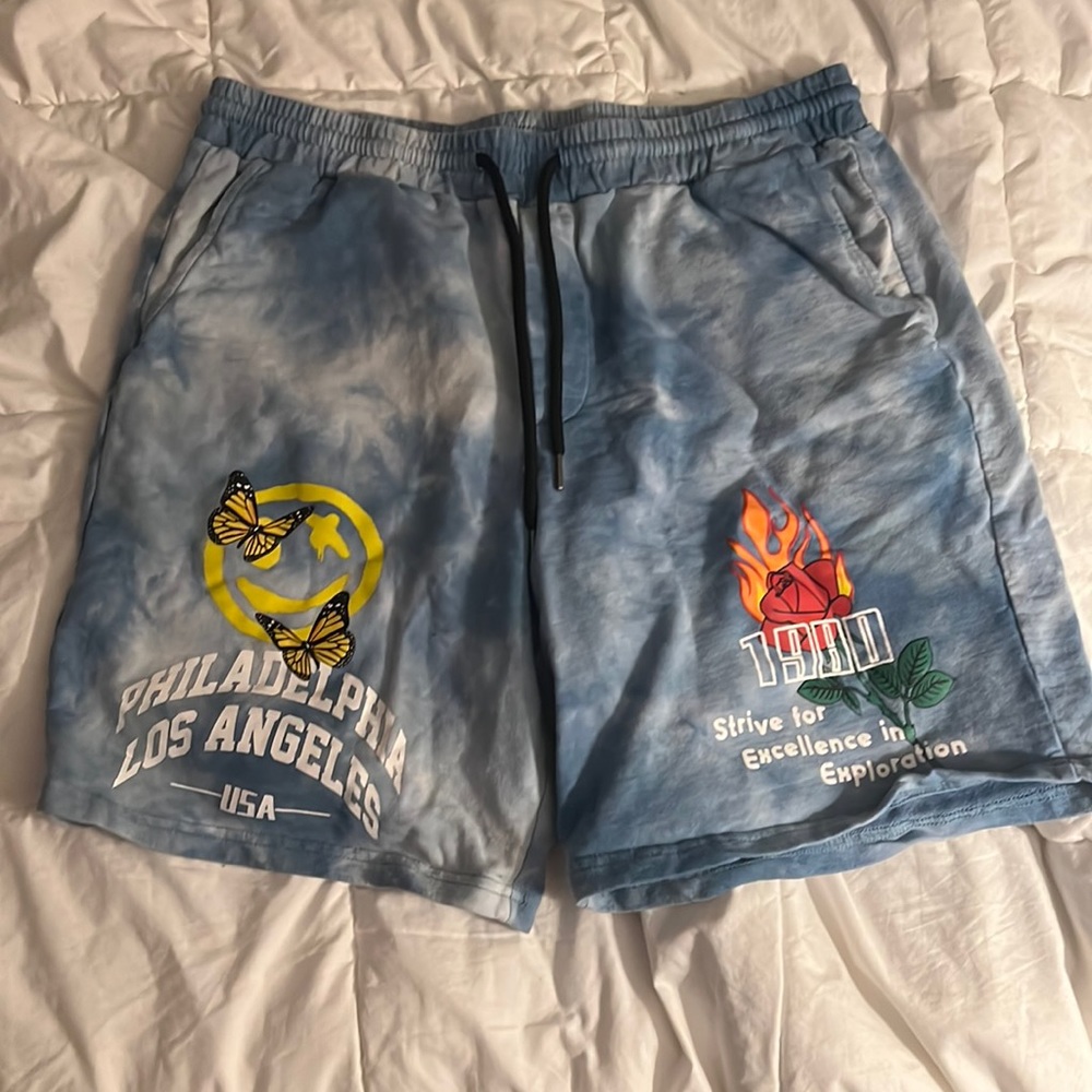 men’s design shorts size large